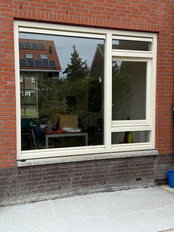 Houten kozijnen en deur beschikbaar voor biedingen