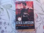 Stieg Larsson - De vrouw die met vuur speelde, Ophalen of Verzenden, Zo goed als nieuw, Nederland, Stieg Larsson