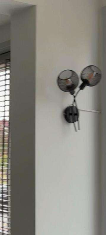 Een wandlamp te koop beschikbaar voor biedingen