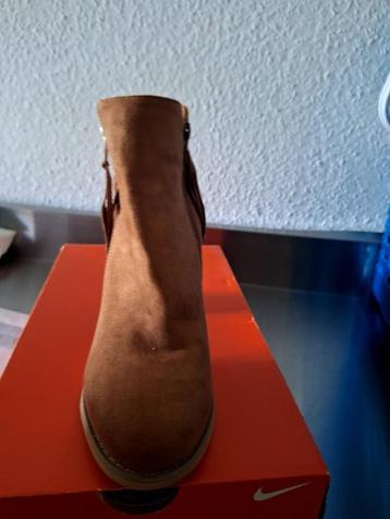 Beige laarsjes beschikbaar voor biedingen