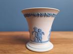 Wedgwood blauwe Jasperware vaas met cherubijnen/ cupido's, Ophalen of Verzenden