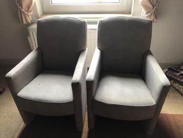stoelen en tafel,s kastjes alles voor 50 euro weg is weg  beschikbaar voor biedingen