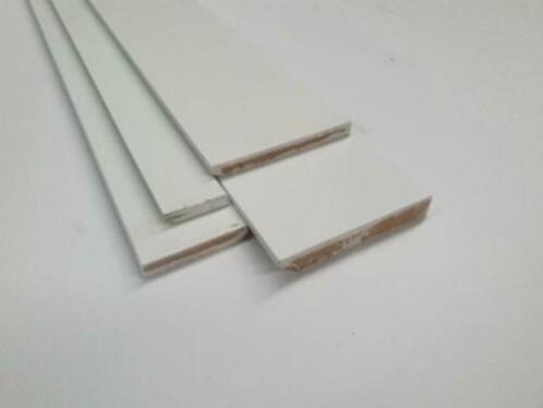 Partij MDF plinten wit gegrond, Doe-het-zelf en Verbouw, Plinten en Afwerking, Nieuw, Plinten, Mdf, 250 cm of meer, Ophalen