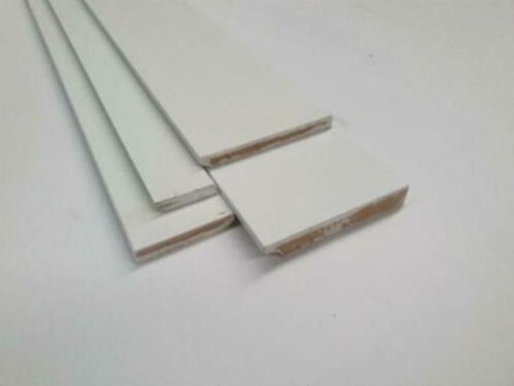 Partij MDF plinten wit gegrond, Doe-het-zelf en Verbouw, Plinten en Afwerking, Nieuw, Plinten, Mdf, 250 cm of meer, Ophalen