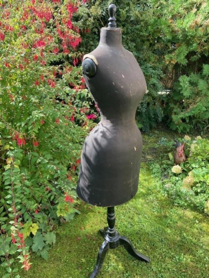 Paspop/buste/mannequin Le petit Echo de la mode Paris 1880, Antiek en Kunst, Curiosa en Brocante, Verzenden