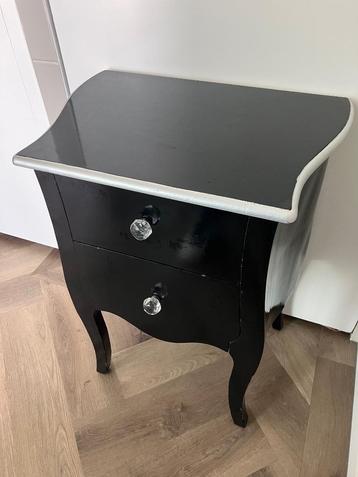 Dressoirkast beschikbaar voor biedingen