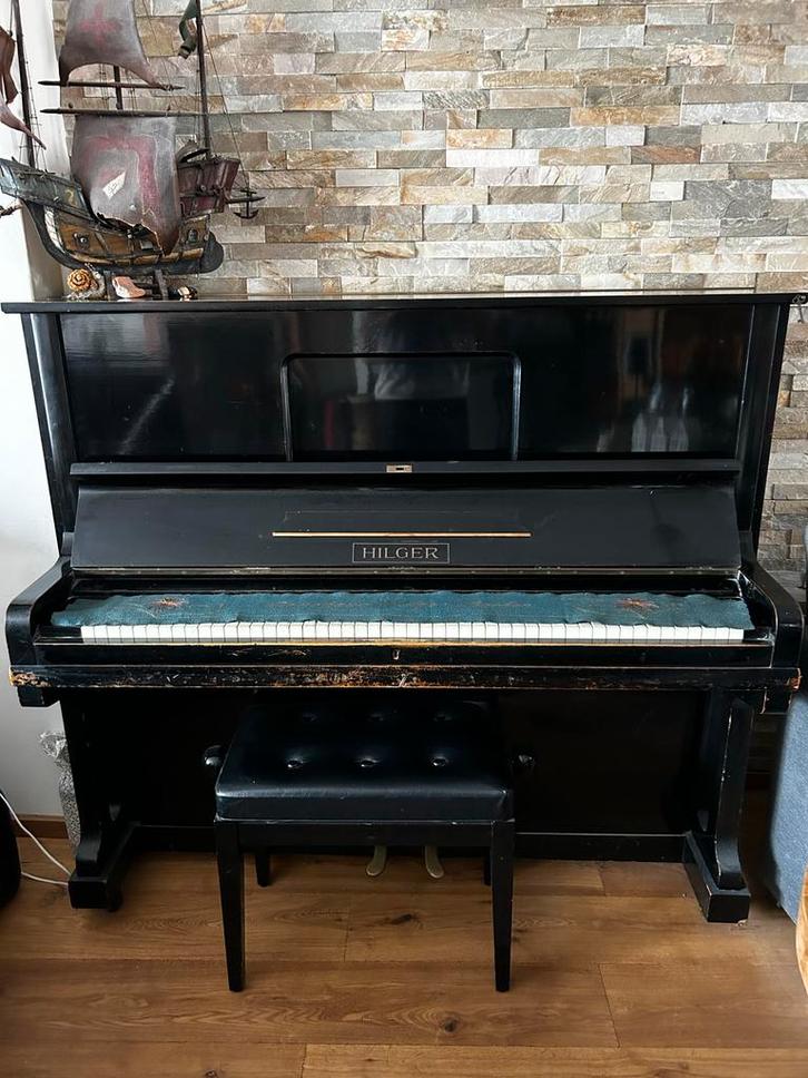 Hilger Piano met Kruk - Klassiek Instrument, Muziek en Instrumenten, Piano's, Gebruikt, Piano, Zwart, Hoogglans, Ophalen