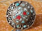 Mooie oude ring uit Nepal van wit brons met stenen 3 cm.
