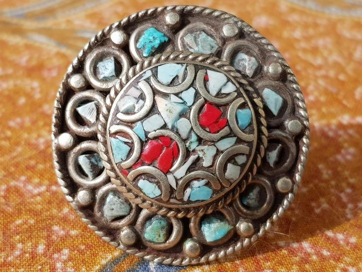 Mooie oude ring uit Nepal van wit brons met stenen 3 cm., Antiek en Kunst, Kunst | Niet-Westerse kunst, Ophalen of Verzenden