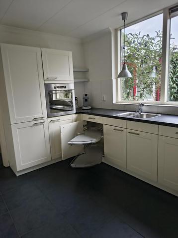 Complete witte hoekkeuken met inbouwapparatuur (Pelgrim) beschikbaar voor biedingen