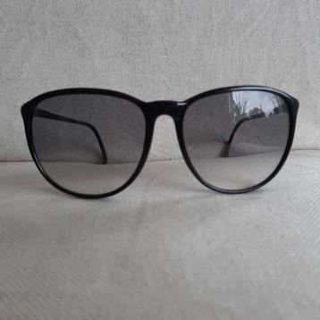 Zonnebril met zwart montuur beschikbaar voor biedingen