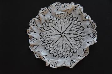 Brocante gebreid kleedje beschikbaar voor biedingen