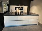 Showroom keuken hoogglans wit bomvol Siemens apparatuur, Nieuw, Met kookeiland, Ophalen of Verzenden, Graniet of Steen