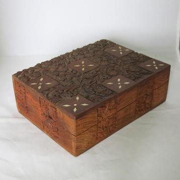 Vintage bewerkt houten kistje beschikbaar voor biedingen