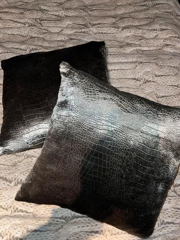 Croco velvet sierkussens beschikbaar voor biedingen