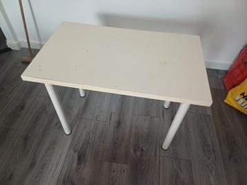 Eenvoudige tafel / bureau – wit beschikbaar voor biedingen