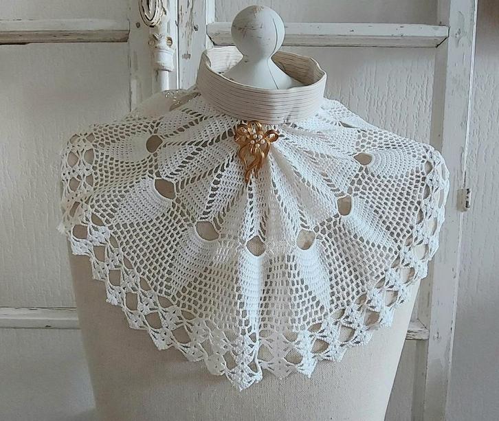 FRANS VINTAGE KANTBEF/STOFKRAAG BEF & BROCHE(voor op paspop), Antiek en Kunst, Curiosa en Brocante, Ophalen of Verzenden