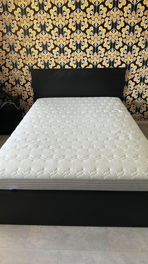 Malm 2 persoons bed en nachtkastje, Huis en Inrichting, Slaapkamer | Bedden, Gebruikt, Tweepersoons, 140 cm, 200 cm, Hout, Bruin