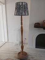 Staande lamp met eiken voet en macramé kap, Huis en Inrichting, Lampen | Vloerlampen, Ophalen, Zo goed als nieuw, 150 tot 200 cm