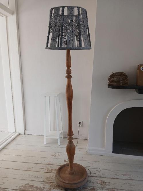 Staande lamp met eiken voet en macramé kap, Huis en Inrichting, Lampen | Vloerlampen, Zo goed als nieuw, 150 tot 200 cm, Ophalen