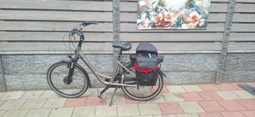 Stella Vienna Damesfiets met Tassen en Slot beschikbaar voor biedingen