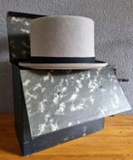 Mooie hoge hoed in doos (uitvaart / trouwen), 56 of 57 cm (M, 7 of 7⅛ inch), Ophalen of Verzenden, Hoed, Zo goed als nieuw