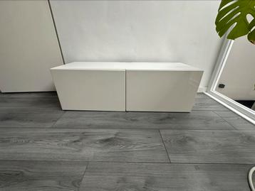 Tv kast Ikea wit met hoogglansdeurtjes beschikbaar voor biedingen