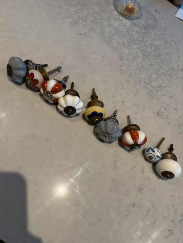 9 kastknopjes te koop. beschikbaar voor biedingen