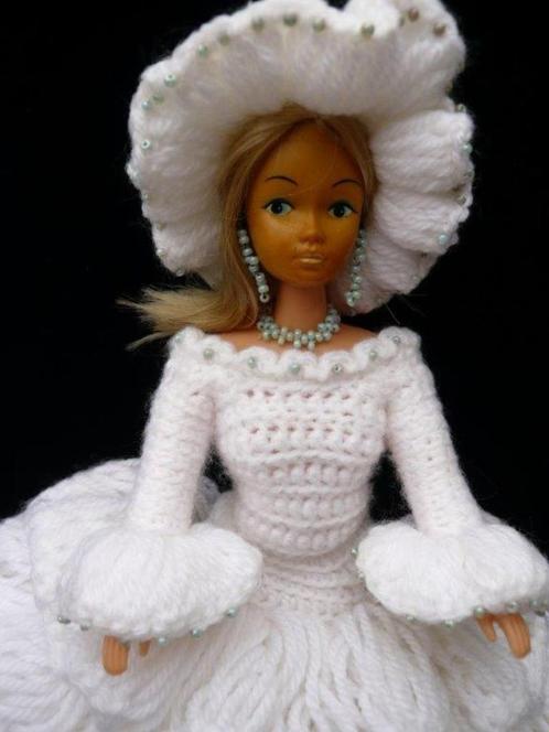 Vintage Barbie clone pop met mooie witte gehaakte trouwjurk, Verzamelen, Poppen, Gebruikt, Pop, Ophalen of Verzenden
