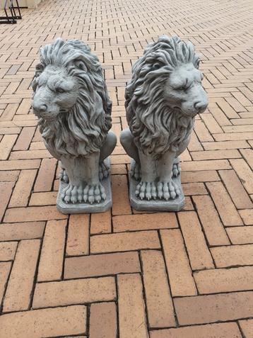 2 GROTE NIEUWE BETONNEN LEEUWEN  beschikbaar voor biedingen