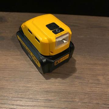 adapter met lamp. usb voor op de accu Dewalt en telefoon  beschikbaar voor biedingen