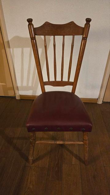 Houten stoel met lederen zitting beschikbaar voor biedingen