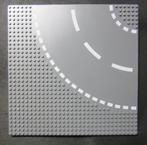 L808 grondplaat 32x32 weg bocht, met witte belijning, Lego, Ophalen of Verzenden, Losse stenen, Lego Nederland B.V.
