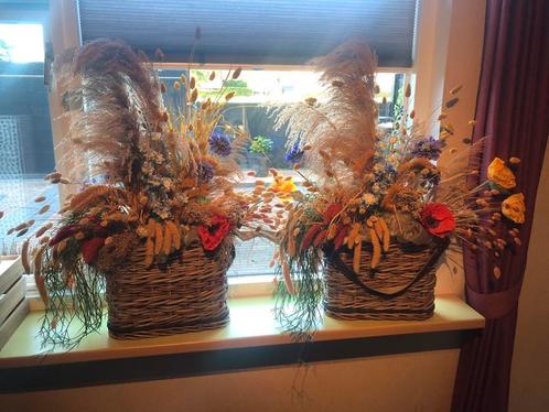 2 zeer mooie bloemstukken in maand, Huis en Inrichting, Woonaccessoires | Kunstplanten en Kunstbloemen, Zo goed als nieuw, Binnen