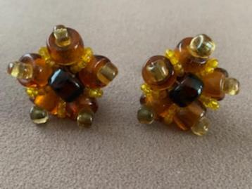 Vintage barnsteen oorbellen clips jaren 60 flower power beschikbaar voor biedingen