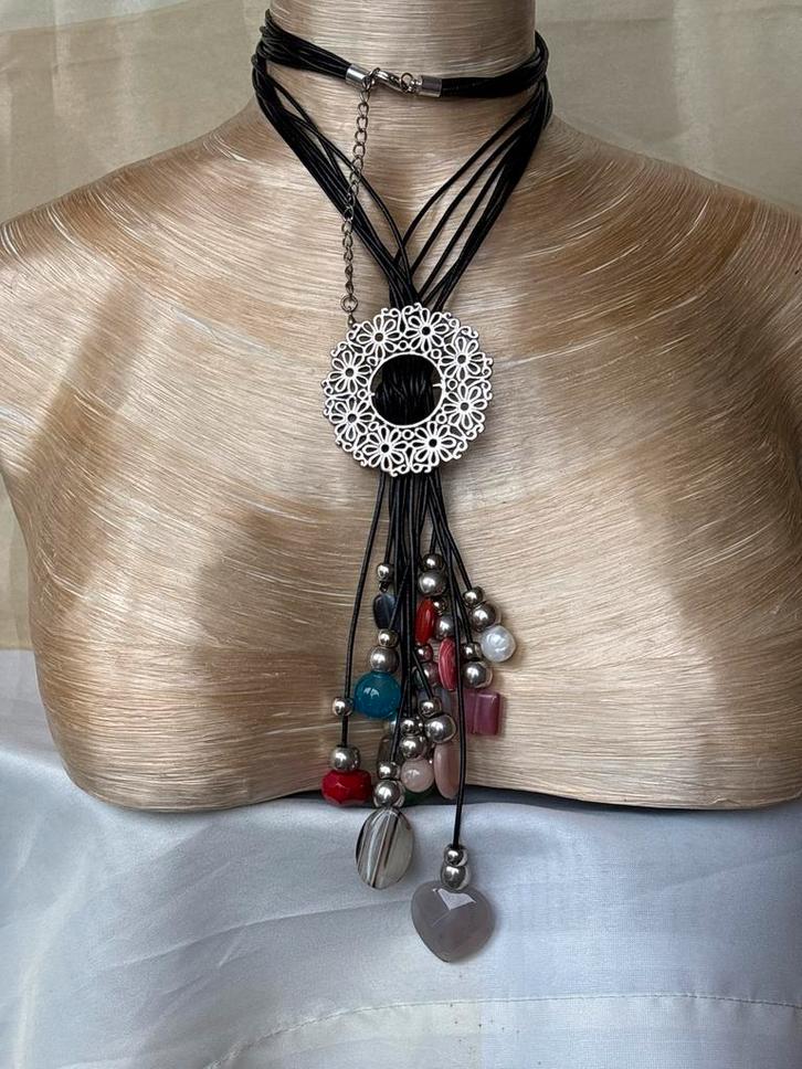 Zwarte ketting met bloem hanger en halfedel steentjes, Sieraden, Tassen en Uiterlijk, Kettingen, Zo goed als nieuw, Overige materialen