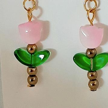 Roze Tulp Oorbellen met 18K vergulde haakjes beschikbaar voor biedingen
