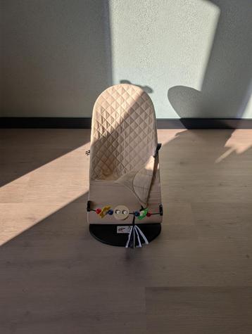 JAXX Wipstoel – Beige – Inclusief Speelboog + Knisperboekje beschikbaar voor biedingen