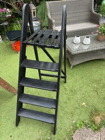 Houten retro trap zwart. Leuk om ter decoratie !! beschikbaar voor biedingen