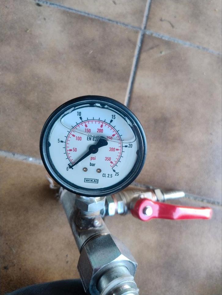 Wika EN 837 oliedrukmeter 0-25 bar + aanbouwdelen, Doe-het-zelf en Verbouw, Meetapparatuur, Gebruikt, Druk, Ophalen of Verzenden