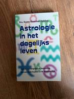 Astrologie In Dagelijks Leven - Karen M. Hamaker-Zondag, Ophalen of Verzenden, Zo goed als nieuw