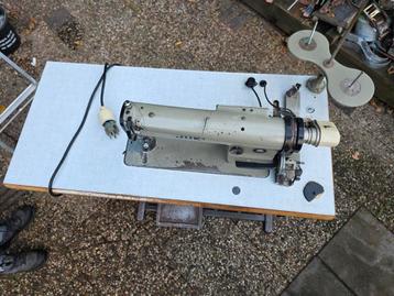 Te koop  een  oude  juki naaimachine  op kracht stroom  beschikbaar voor biedingen