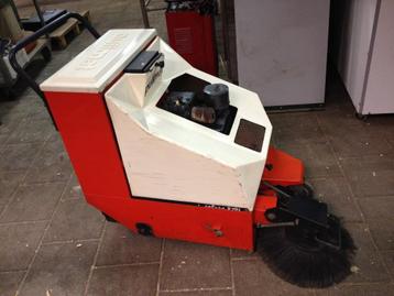 Veegmachine met Brigg&Stratton benzine motor (a8)33 beschikbaar voor biedingen