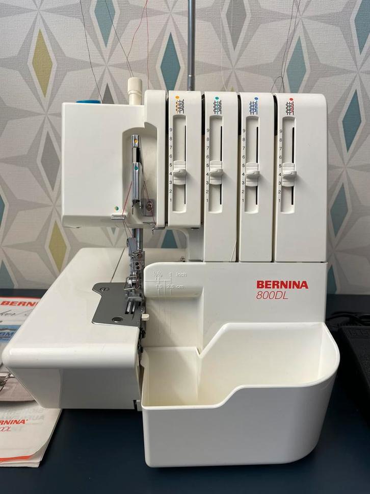 BERNINA 800 DL ZGAN met beurt/garantie, Hobby en Vrije tijd, Naaimachines en Toebehoren, Zo goed als nieuw, Lockmachine, Bernina
