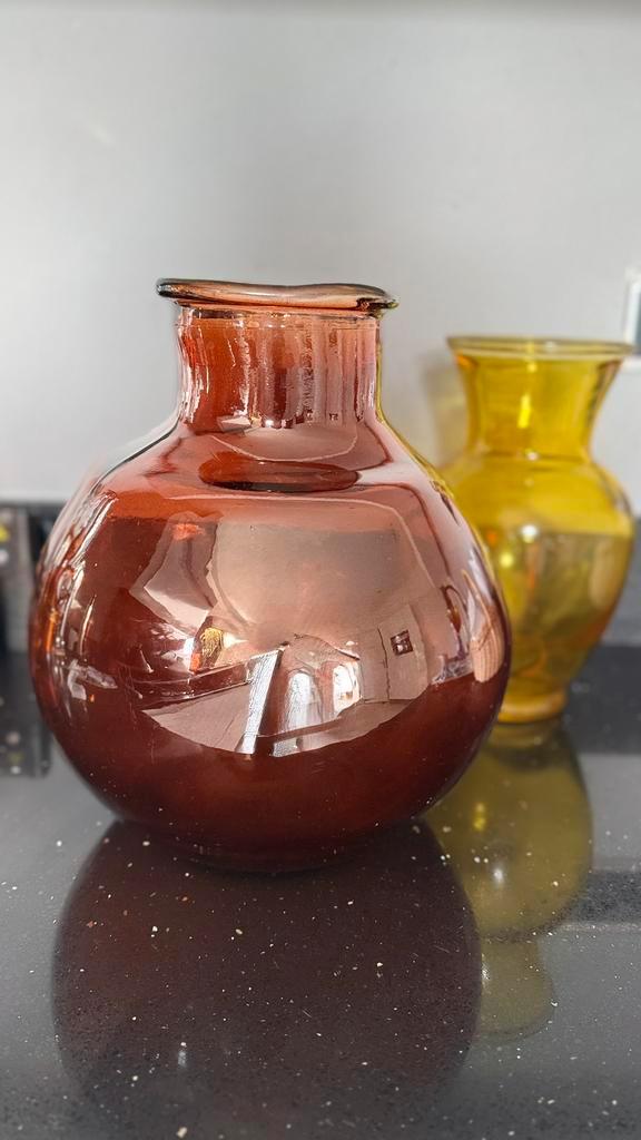 2 grote vazen, in amberkleur en oker. Prijs p.stuk, Huis en Inrichting, Woonaccessoires | Overige, Zo goed als nieuw, Ophalen