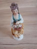 Aardewerken beeldje van een boerin - 14 cm, Verzamelen, Beelden en Beeldjes, Ophalen of Verzenden, Gebruikt, Mens
