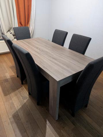 Eetkamertafel met 6 stoelen beschikbaar voor biedingen