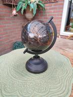 Zwart wereldbol op metaal houder 22 cm hoog, Huis en Inrichting, Woonaccessoires | Wereldbollen, Ophalen of Verzenden, Nieuw
