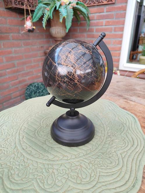 Zwart wereldbol op metaal houder 22 cm hoog, Huis en Inrichting, Woonaccessoires | Wereldbollen, Nieuw, Ophalen of Verzenden