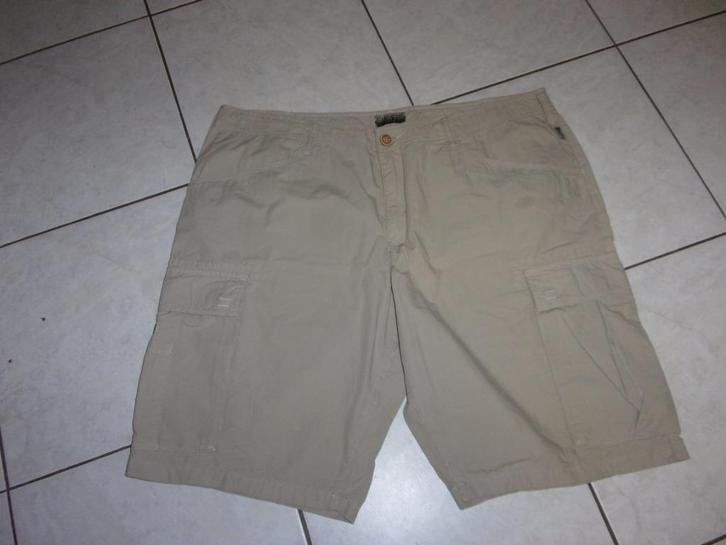 Heren Bermuda korte broek Napapijri beige 38 grote maat, Kleding | Heren, Broeken en Pantalons, Zo goed als nieuw, Overige maten